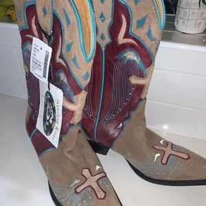 Female cowboy boots size 9